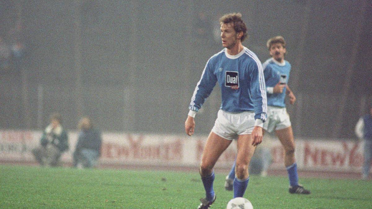 Sein jüngerer Bruder Michael spielte für Bochum, Schalke und Hertha. Nach seiner aktiven Zeit eröffnete er mit ein Reha-Zentrum in Berlin