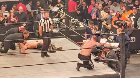 Das Match zwischen Hangman Page und Jon Moxley bei AEW Dynamite wurde nach Pages Unfall abgebrochen