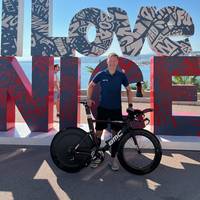 Bei der Triathlon-WM 2023 in Nizza erlebt Dirk Janz einen Wettkampf der ganz speziellen Art. Am Ende braucht es eine Flex und viele helfende Hände, um das Ziel zu erreichen.