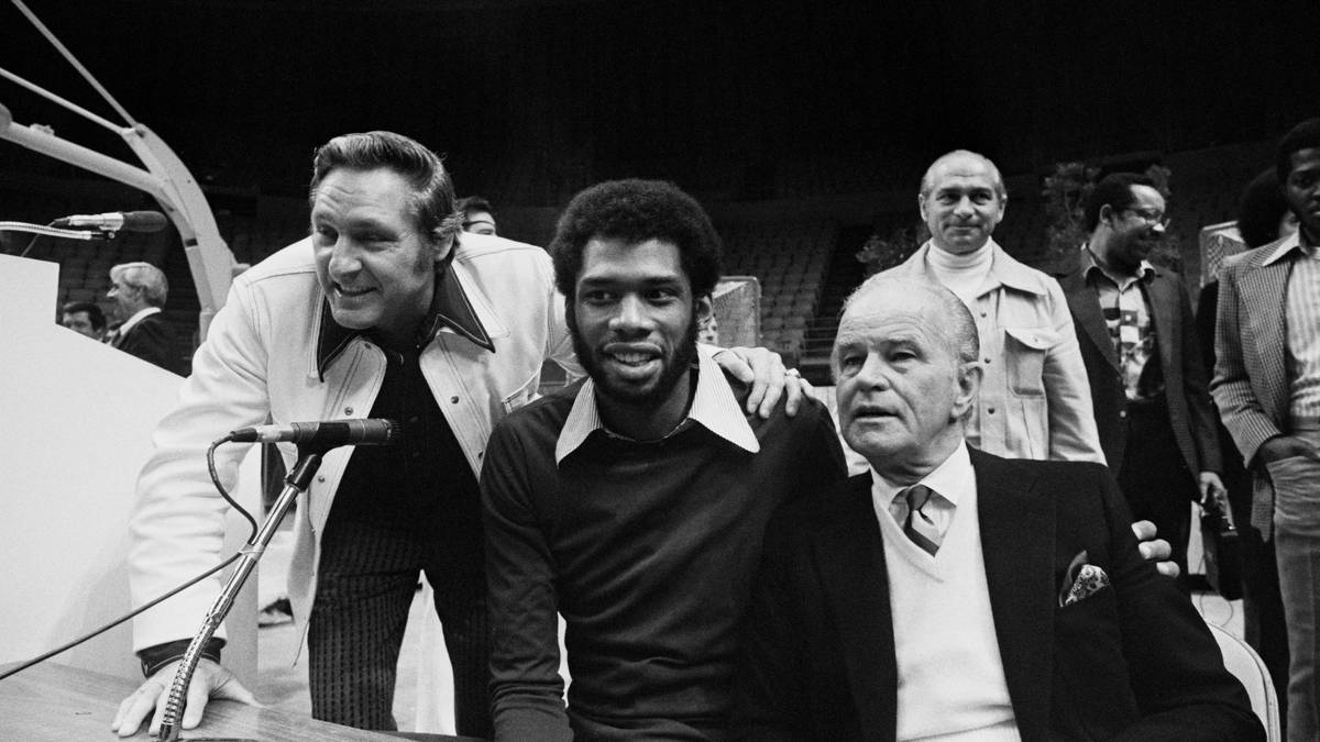Trotz drei MVP-Trophäen in fünf Jahren verlangte Abdul-Jabbar 1974 einen Trade. Milwaukee und der Mittelwesten können seine "kulturellen Bedürfnisse" nicht befriedigen. Nach der Saison schlugen die L.A. Lakers im Sommer 1975 zu. Coach Bill Sharman (l.) und Besitzer Jack Kent Cooke (r.) ist die gute Laune bei der Vertragsunterzeichnung anzusehen