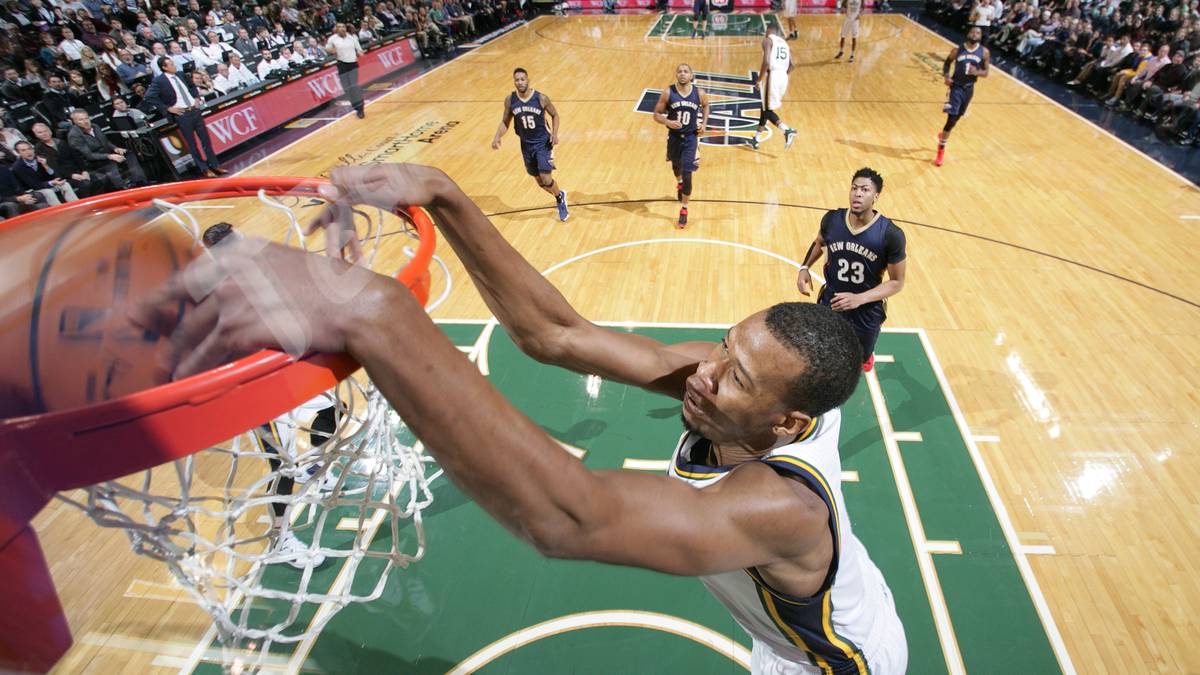 Einmal stopfen bitte! Thanksgiving ist zwar vorbei, aber Tibor Pleiß' Teamkamerad Rodney Hood lässt sich bei der 94:104-Pleite davon nicht abbringen