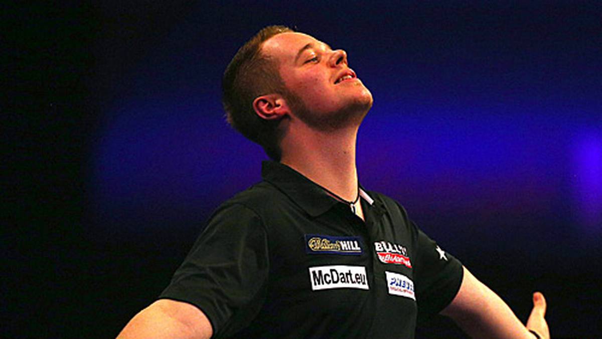 Denn mit Max Hopp bezwingt ihn ein 18 Jahre altes Talent und wirf King aus dem Turnier. Eine der größten Erfolge in Darts-Deutschland, weil mit ihm und Stein erstmals zwei Deutsche in der zweiten Runde stehen