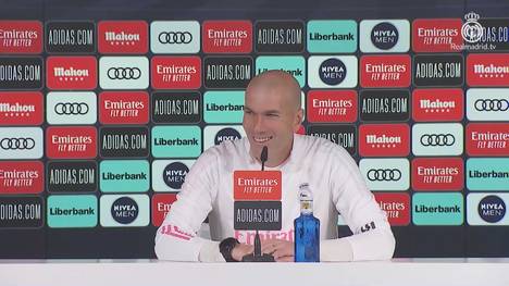 Zinedine Zidane spricht vor dem Auftritt der Königlichen in der Liga über mögliche Wintertransfers. Außerdem witzelt er über Karim Benzema.