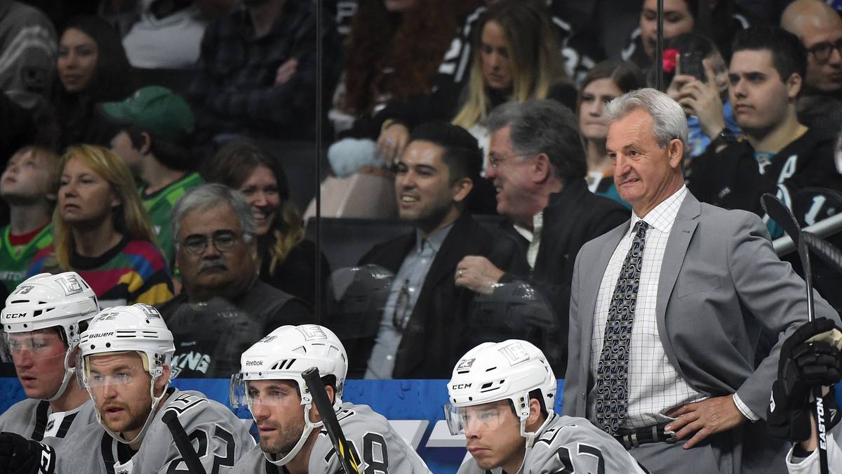 Als eines seiner Vorbilder als Trainer bezeichnet Sturm übrigens Daryl Sutter (Bild) - er war Sturms erster NHL-Coach bei den San Jose Sharks. Auch von Claude Julien habe er viel gelernt. "Mir ist aufgefallen, dass der Nationalmannschaft der Spaß fehlt. Natürlich musst du hart arbeiten, aber der Spaß darf nicht komplett fehlen", sagt Sturm. Nicht nur Ehrhoff sagt, Sturm habe auch den Spielern die Lust am DEB-Team zurückgebracht