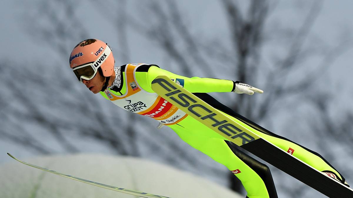 Das sagt Hannawald: "Er ist für mich ein Fragezeichen. Kann seine besten Sprünge nicht regelmäßig abrufen, obwohl er letzte Saison noch komplett dominiert hat. Aber die Erfahrung zeigt, dass die Österreicher pünktlich zur Tournee plötzlich eine ganz andere Hausnummer sind."