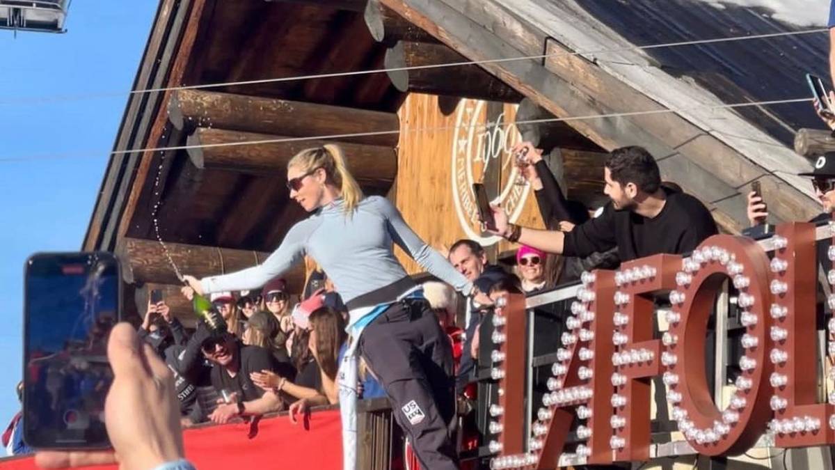 US-Ski-Star Mikaela Shiffrin feiert ihre drei WM-Medaillen in "La Folie Douce" ausgelassen. Die Amerikanerin tanzt auf dem Balkon und gönnt sich dabei Champagner.