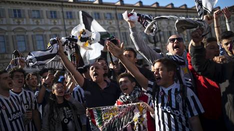 Fans von Juventus Turin feiern die vorzeitige Meisterschaft ihres Teams