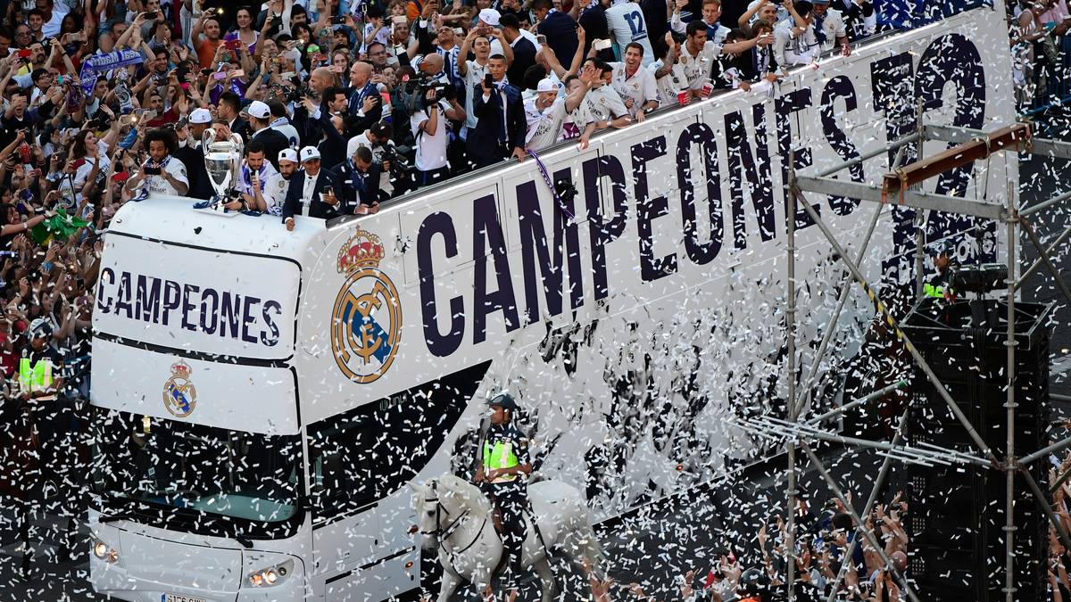 Anschließend geht es mit dem Bus raus zu den Fans. Ziel ist die Plaza de Cibeles, wo Real traditionell seine Titel feiert