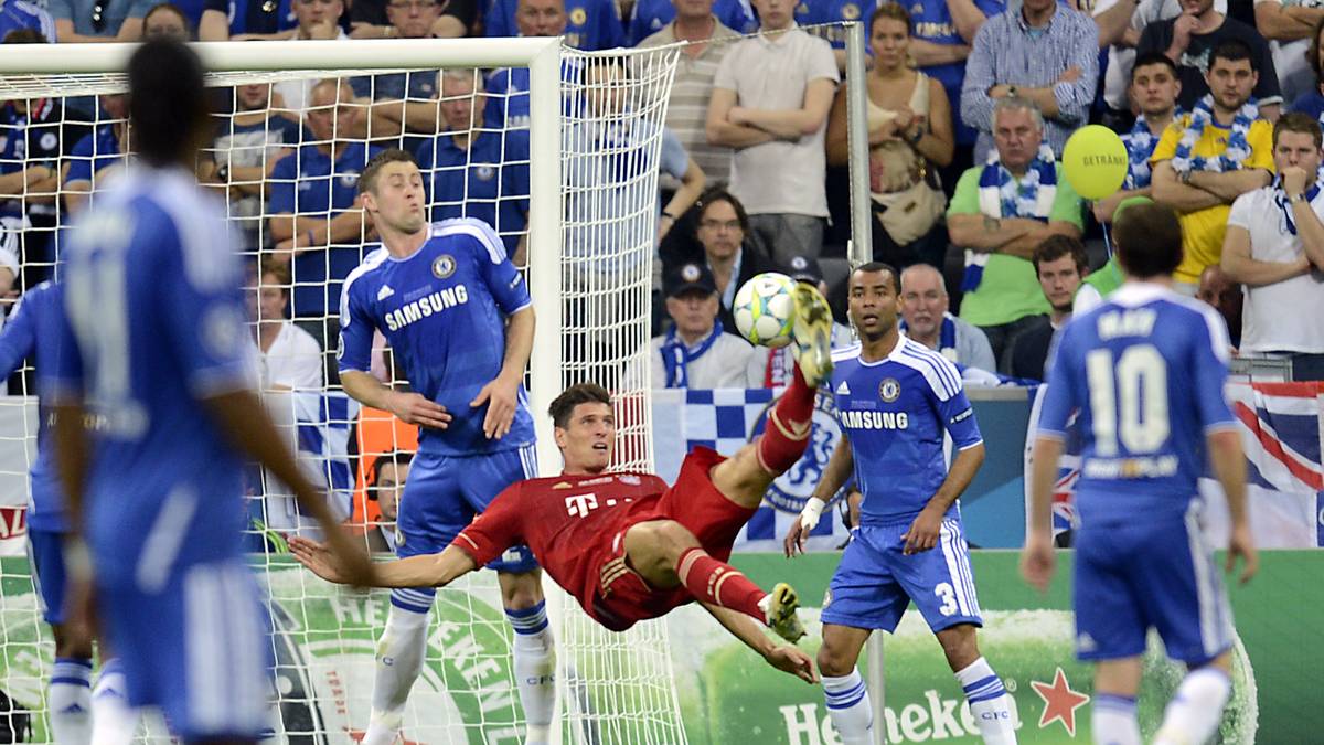 Dabei sieht es lange nicht danach aus, als könnten die Blues den Titel einfahren. Der FC Bayern dominiert im heimischen Stadion von Beginn an die Partie und erspielt sich zahlreiche Torchancen