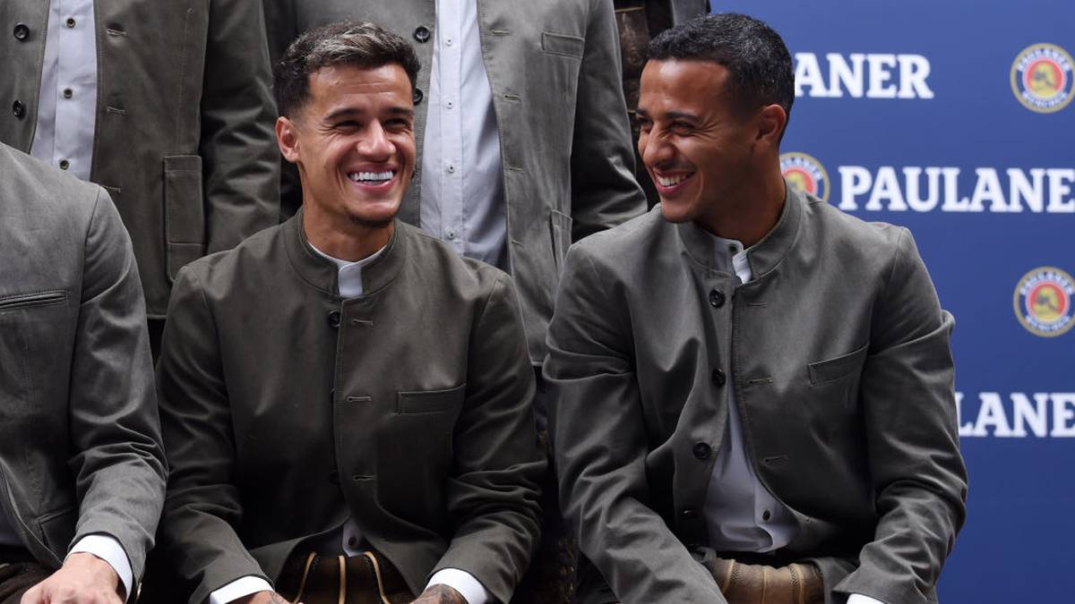 Thiago scheint Neuzugang Coutinho etwas "Nachhilfe" im bayerischen Brauchtum zu geben. Der Spanier ist bereits seit sechs Jahren in München und gehört zu den Dienstältesten im Kader. Auf alle Fälle schienen die Bayern eine Menge Spaß zu haben und die Neuzugänge machen einen guten Eindruck in der Lederhose