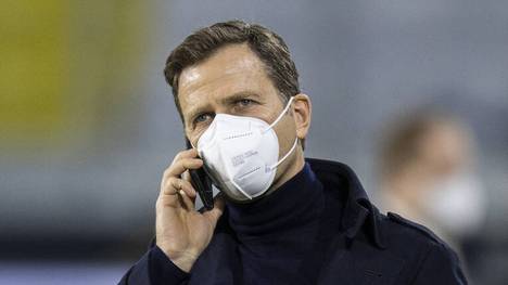 DFB-Manager Oliver Bierhoff am Telefon