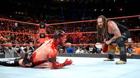 Finn Balor wurde bei WWE Monday Night RAW von Bray Wyatt mit Kunstblut übergossen