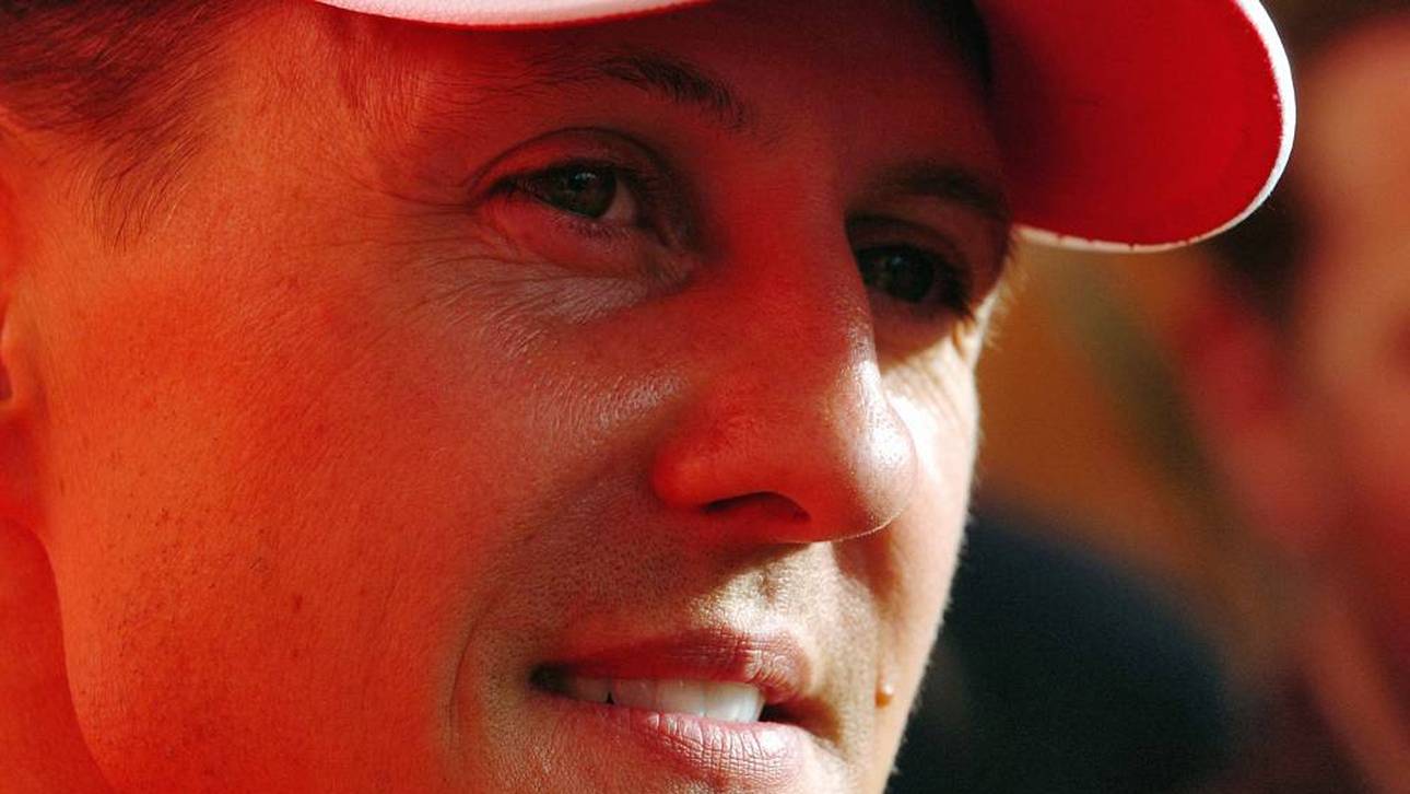 Schumacher signiert selbst Helm