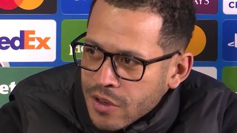 Vor dem CL-Achtelfinal Rückspiel gegen Paris St. Germain spricht Chelsea-Coach Liam Rosenior über die Zukunft seines Teams und den momentanen Erfolg.