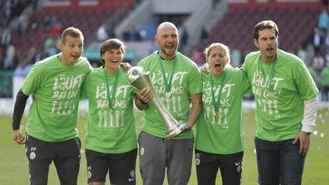 Stephan Lerch (M.) nach dem Gewinn des DFB-Pokals mit Wolfsburg im Mai