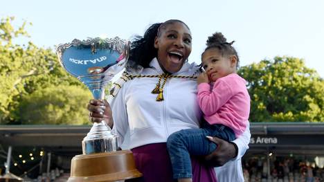 Serena Williams freut sich mit Tochter Alexis Olympia über den Turniersieg in Auckland