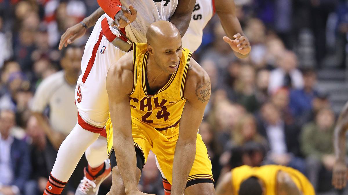 Zwischen den Cleveland Cavaliers um Richard Jefferson (v.) und den Toronto Raptors mt Patrick Patterson geht es hart zur Sache. Im Hintergrund ist dennoch Zeit für Liegestütze 