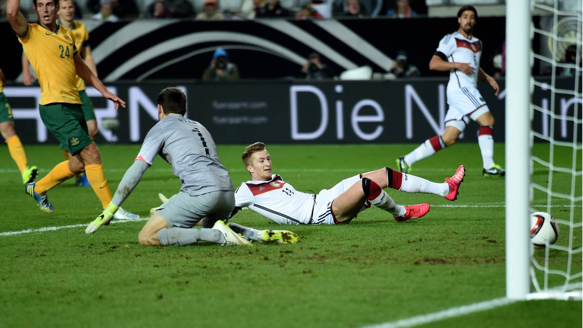 Doch Deutschland geht in Führung! Khedira mit feinem Pass auf Reus, der Dortmunder grätscht den Ball über die Linie