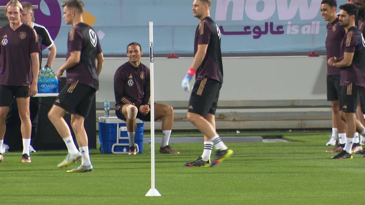 Leroy Sané mit bandagiertem Knie im Mannschaftstraining des DFB-Team