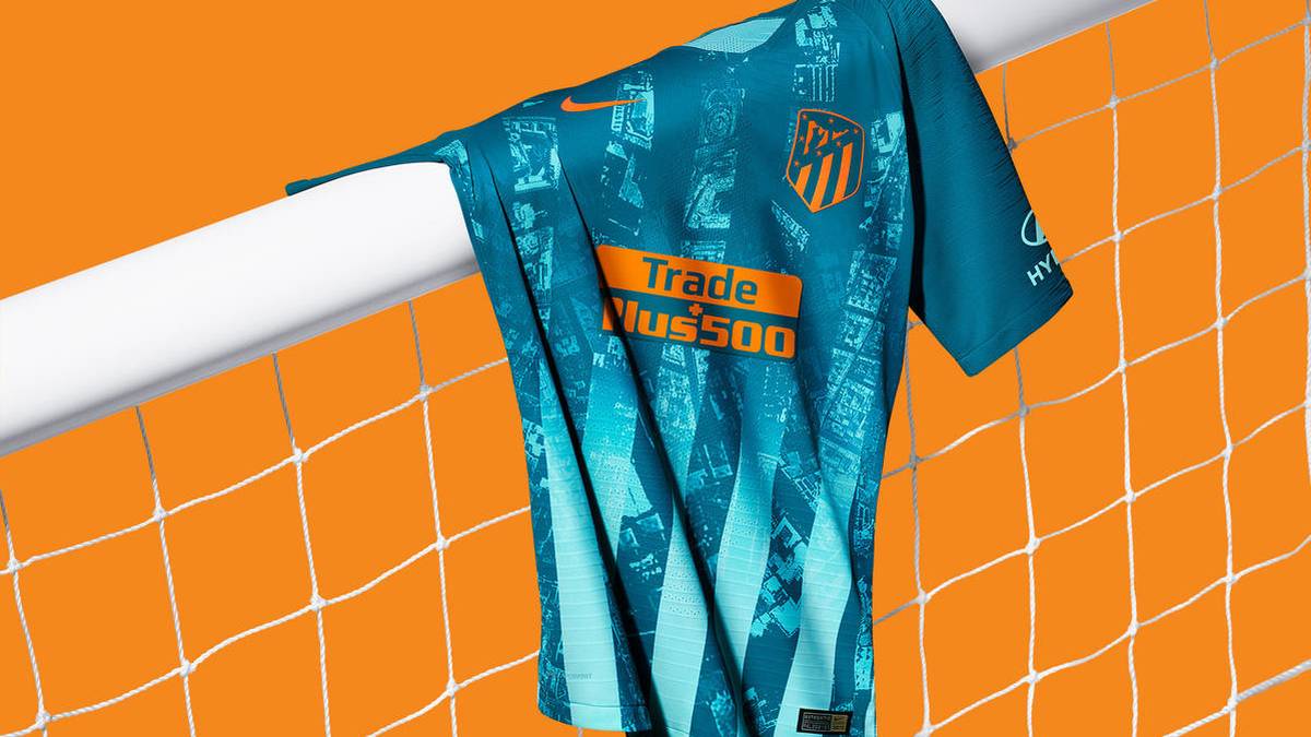 An der Fuente de Neptuno pflegen die Colchoneros ihre Erfolge zu feiern. Die blauen Farben sollen laut offizieller Mitteilung für das Wasser der Fontäne stehen, die orangen Details für die Sonne, die auf Neptuns Dreizack trifft