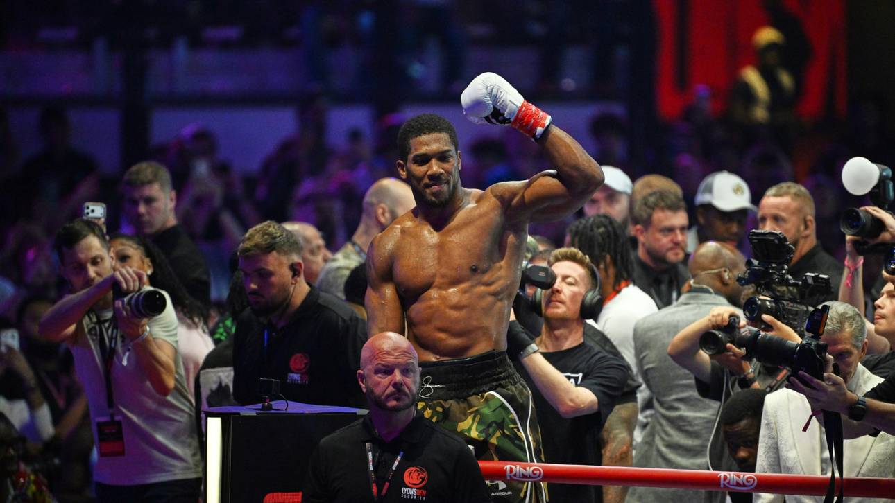 Joshua geht zu Boden und schlägt zurück