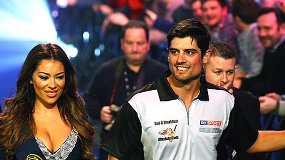 Tag 5: Ungewohnte Gesichter im Ally Pally. Kricket-Star Alastair Cook marschiert zum Showmatch mit den Schönheiten ein