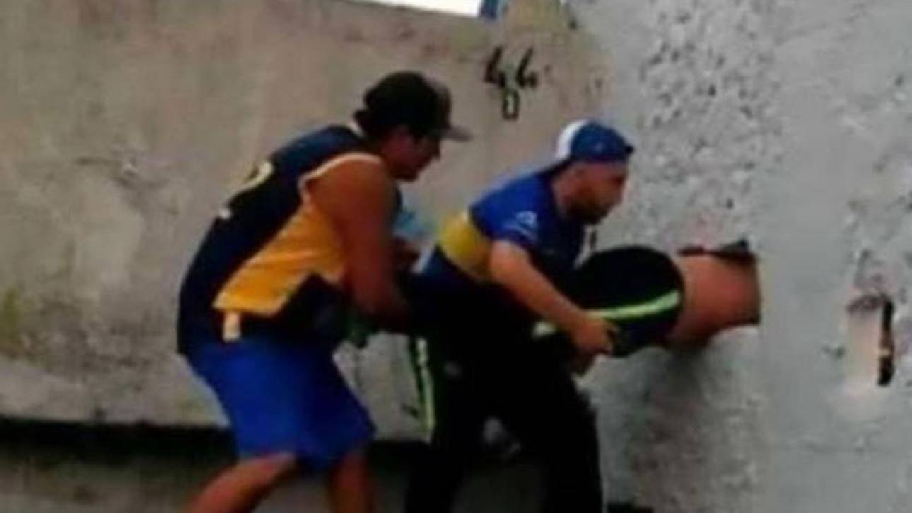 Boca-Fan bleibt in Mauer stecken