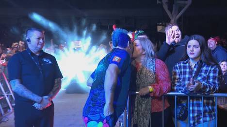 Peter Wright wird von seiner Frau per Kuss empfangen. Gegen Youngster Keane Barry behält "Snakebite" am Ende die Oberhand und zieht in die nächste Runde ein. 