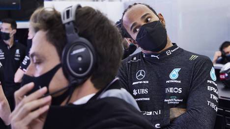 Lewis Hamilton (r.) in der Mercedes-Box mit Toto Wolff
