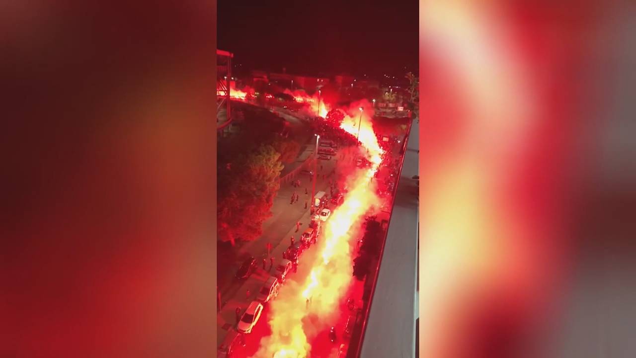 Fackel-Choreografie für Diego Maradona vor dem Stadion San Paolo in Neapel