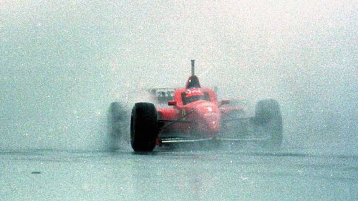 Dennoch gelingen ihm drei Siege  in der ersten Saison bei den Roten, den ersten feiert er im Regen von Barcelona. In der Gesamtwertung belegt Schumacher den dritten Platz 