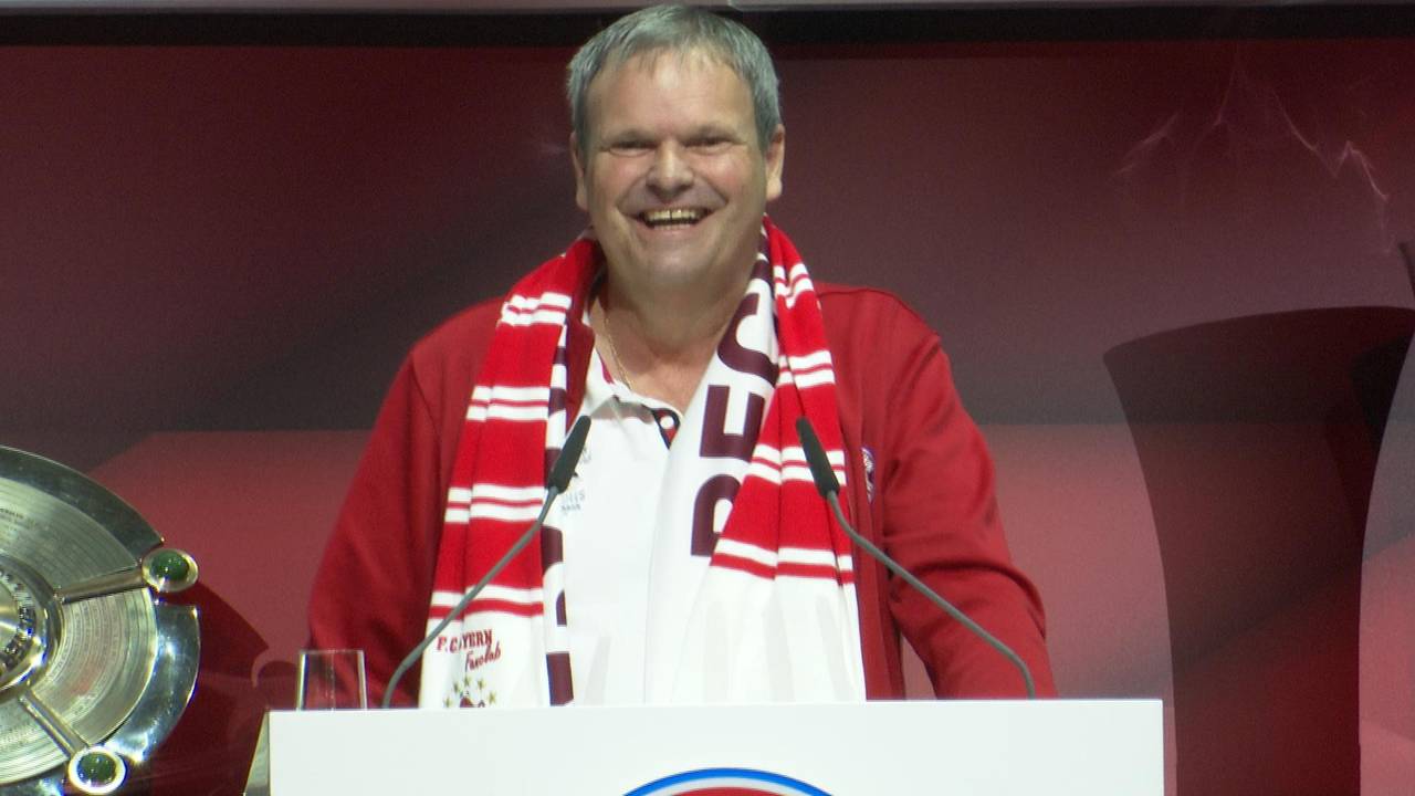 Hier wird Uli Hoeneß als Würstchen-Lieferant verpflichtet