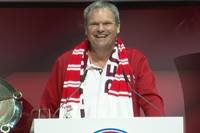 Rudi Grabmeier, der Vorsitzende des Bayern-Fanklubs Red Bulls Taubenbach, lädt am Tag des Champions-League-Finals in einen Vergnügungspark ein - und verpflichtet direkt Uli Hoeneß als Würstchen-Lieferanten. 