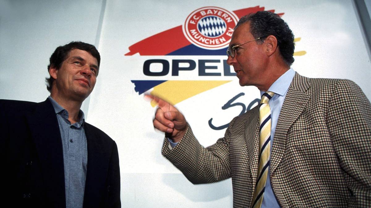 1995 kam Otto Rehhagel nach München. Der trug beim Training selbstbewusst eine Kappe mit dem Schriftzug "Otto find ich gut", doch das sah am Ende nur noch er selbst so. Am 27. April 1996 hatten die Bayern-Alphatiere genug: Rehhagel wurde gefeuert, Beckenbauer übernahm wieder... 