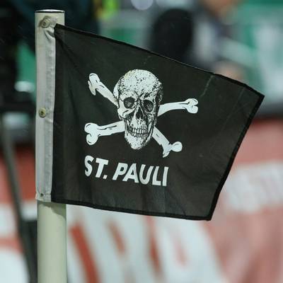 Der abstiegsbedrohte Fußball-Zweitligist FC St. Pauli hat auf seine sportliche Misere reagiert und sich in der Offensive verstärkt.