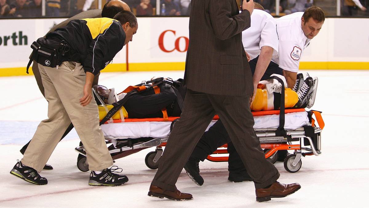Patrice Bergeron wurde 2007 mit einer Trage vom Eis gebracht