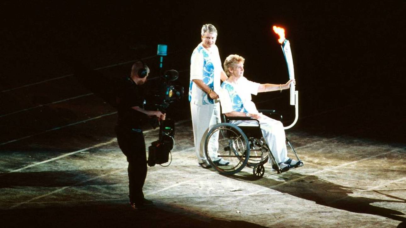 Fackelträgerin Betty Cuthbert bei den Olympischen Spielen 2000
