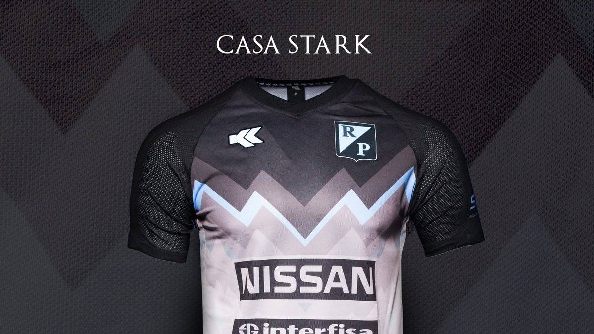 Den Start der achten Staffel der Serie "Game of Thrones" hat ein Ausrüster in Paraguay als besondere Inspirationsquelle genutzt und drei Sondertrikots für drei südamerikanische Klubs entworfen. Das Trikot für River Plate ist dabei angelehnt an das Haus Stark, das entsprechende Wappen prangt unten links