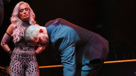 Karrion Kross (mit Freundin Scarlett) musste bei WWE NXT seinen Titel niederlegen