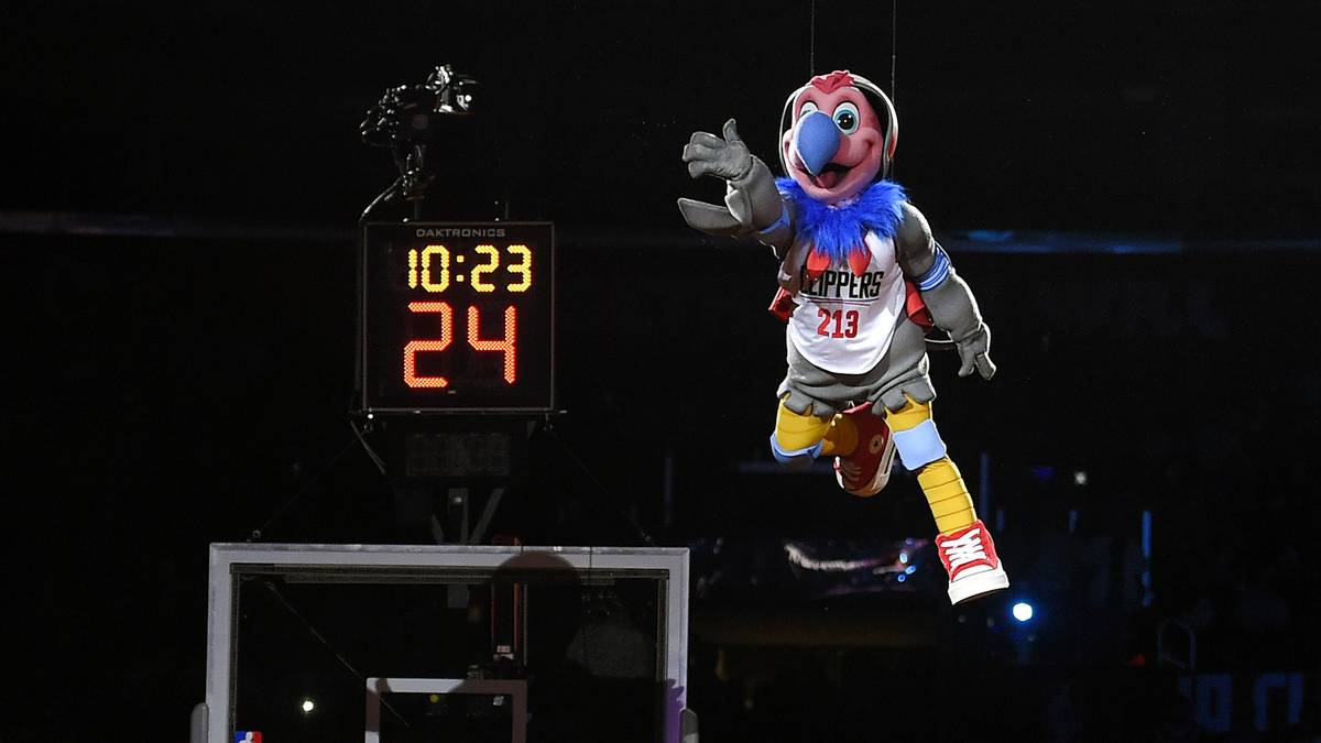 Ups, was kommt denn da von der Hallendecke geschwebt? Während der Halbzeitschow im Spiel der Los Angeles Clippers gegen die Brooklyn Nets hat das neue Maskottchen der Clippers, "Chuck the Condor", seinen großen Auftritt 