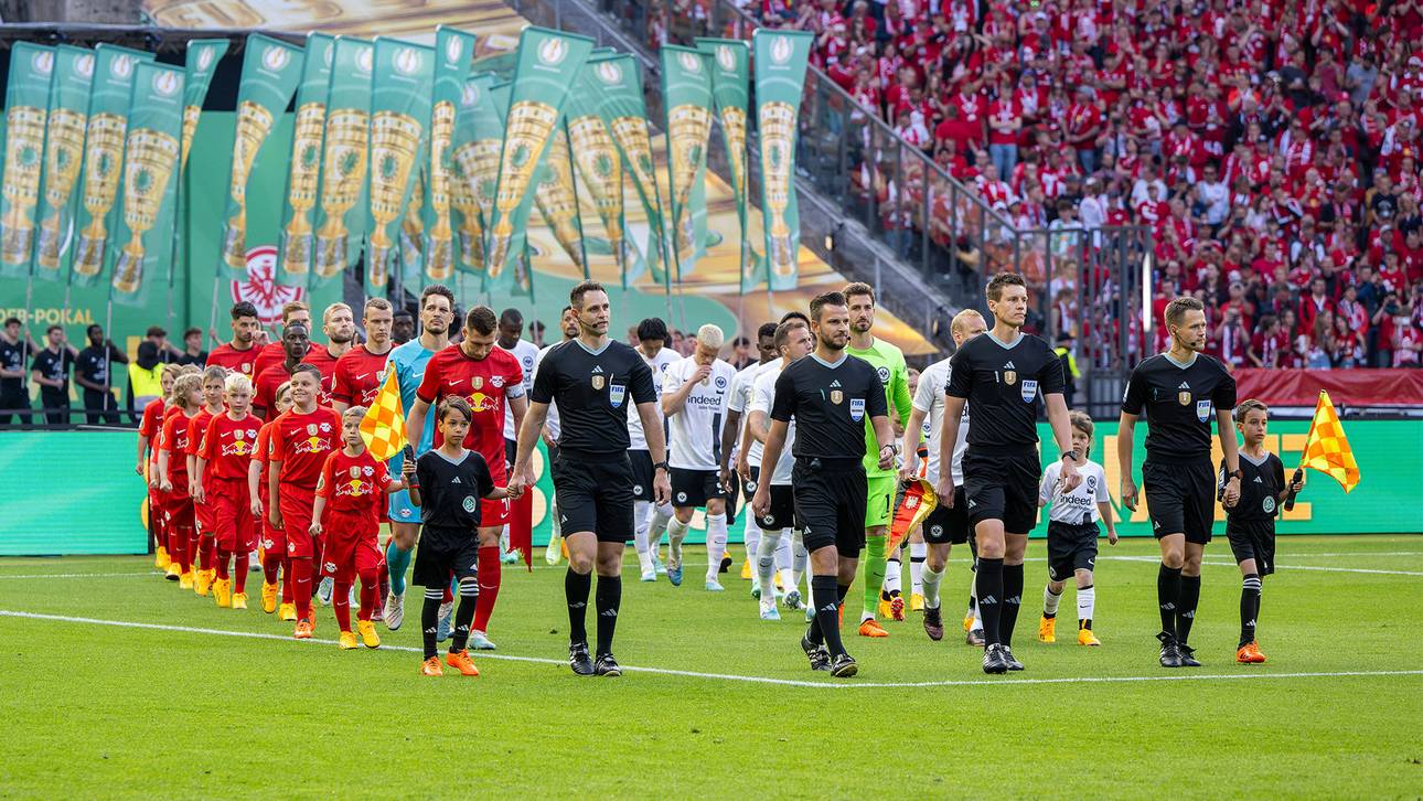 Die Junior Eskorte beim Einlaufen mit den Mannschaften beim DFB-Pokalfinale der Männer 2023