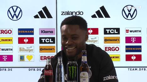 Ridle Baku wird nach den Qualitäten von David Raum gefragt und bezieht sich dabei metaphorisch auf den Geschmack von Gummibärchen. David Raum beantwortet die Frage zur Bedeutung des Austragungsortes des nächsten Länderspiels. 