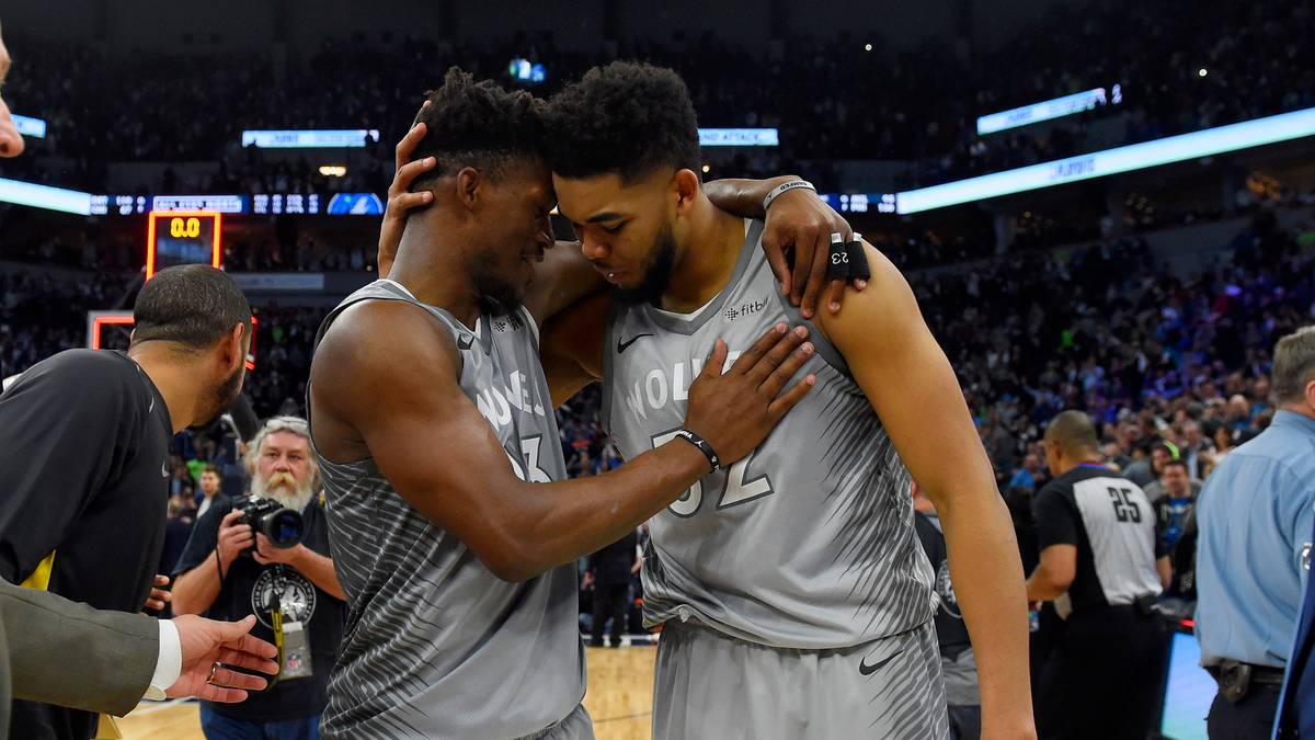 PLATZ 14 - MINNESOTA TIMBERWOLVES: Im wahrsten Sinne des Wortes auf den letzten Drücker qualifizierte sich Minnesota durch einen Overtime-Sieg im letzten Spiel gegen Denver für die Playoffs. Das Team hat mit Jimmy Butler, Karl-Anthony Towns und Andrew Wiggins viel Potenzial, doch für Towns und Wiggins sind es die ersten Playoffs