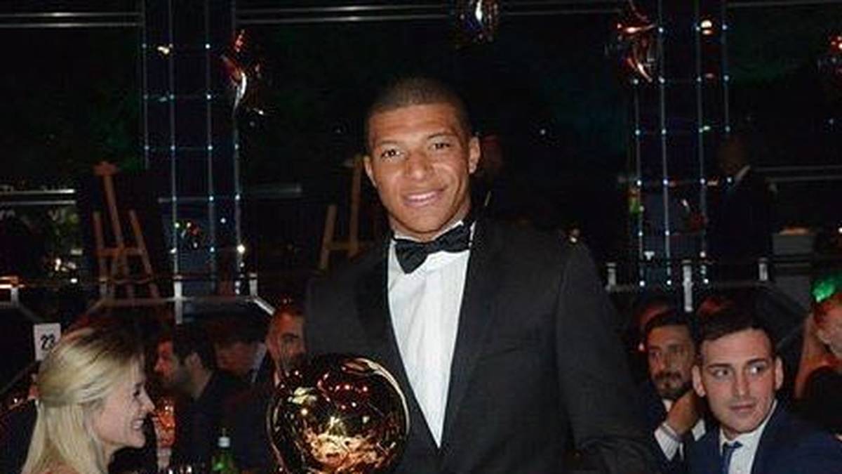 GOLDEN BOY: Im letzten Jahr bekam Mbappe die Bestätigung, derzeit wohl das größte Talent im Weltfußball zu sein. In der prestigeträchtigen Wahl der italienischen Zeitung "Tuttosport" wurde er als "Golden Boy" ausgezeichnet, also als bester Jungspieler
