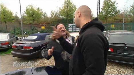 Konrad, genannt Conny, möchte im zarten Alter von 48 noch mal die alten Tage aufleben lassen. Deswegen soll ein richtig schöner kleiner Flitzer ohne Dach her. Mindestens 200 PS sollte das Cabrio haben. Außerdem sollte das Budget von 20.000 Euro auch für eine kleine Umbaumaßnahme durch die PS Profis ausreichen, der dem Wagen eine individuelle Note verleihen soll.