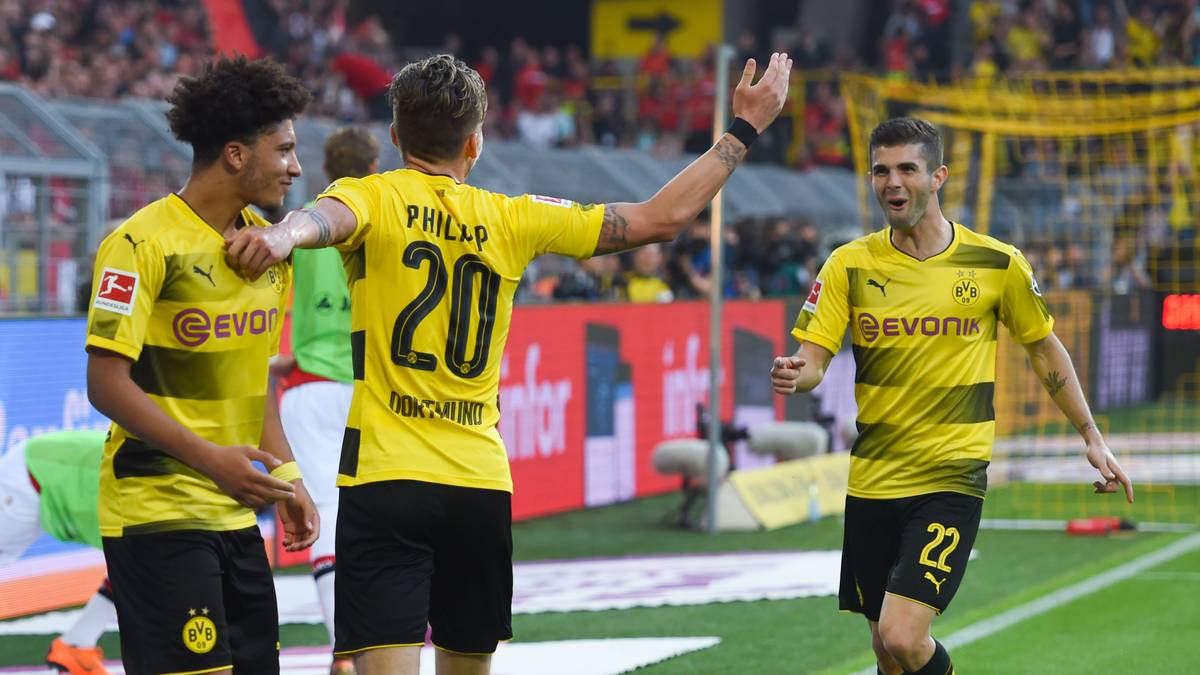 Und das Team zeigt eine Reaktion auf dem Rasen: Jadon Sancho, Maximilian Philipp und Christian Pulisic (v.l.)...