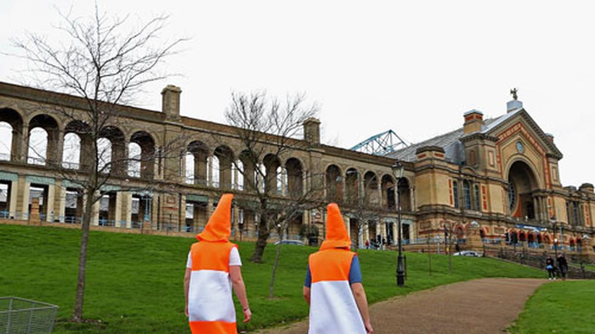 Wo? Im Alexandra Palace, einem altehrwürdigen, viktorianischen Gebäude. Der Diskrepanz des Austragungsort zu den teils ulkigen Auftritten der Fans ist perfekt - und absolut sehenswert