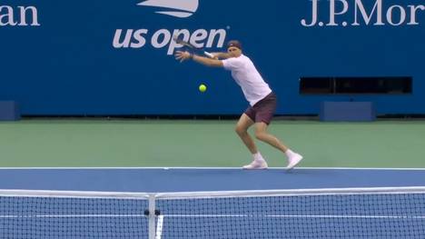 Deutschlands Tennis Ass Alexander Zverev hat die dritte Runde der US Open souverän gemeistert. Er schlägt den Chilenen Alejandro Tabilo klar in drei Sätzen und steht im Achtelfinale.