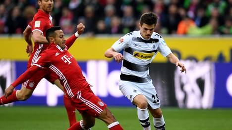 Bayern Thiago versucht Jonas Hofmann zu stoppen 