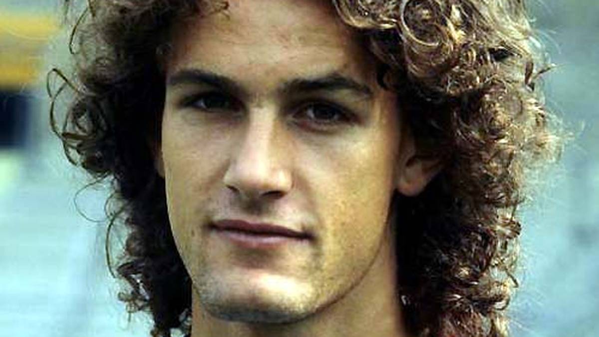 Seine Spielerkarriere startet Heiko Herrlich 1989 als 17-Jähriger bei Bayer Leverkusen. Als junges Stürmertalent trägt Herrlich noch einen auffälligen Lockenkopf. Einen Stammplatz kann sich Herrlich bei Bayer aber nie erkämpfen. Zu groß ist die Konkurrenz durch Ulf Kirsten, Andreas Thom und Marek Lesniak
